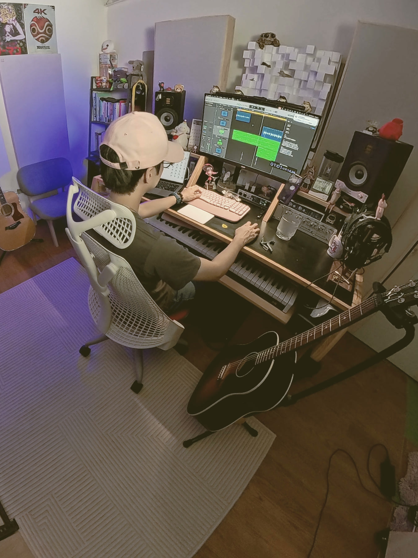 五分熟音樂工作室：小羊坐在工作桌前編曲，桌上有主控鍵盤與監聽喇叭，前景立著一把木吉他